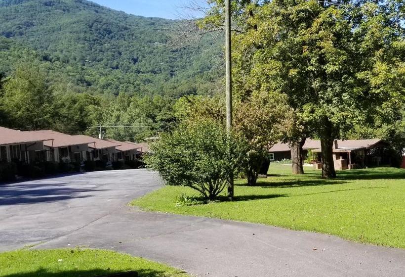 Tanglewood Motel And Log Cabins