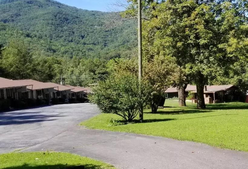 Tanglewood Motel And Log Cabins