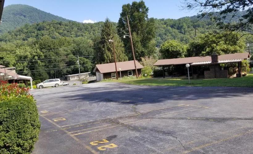 Tanglewood Motel And Log Cabins