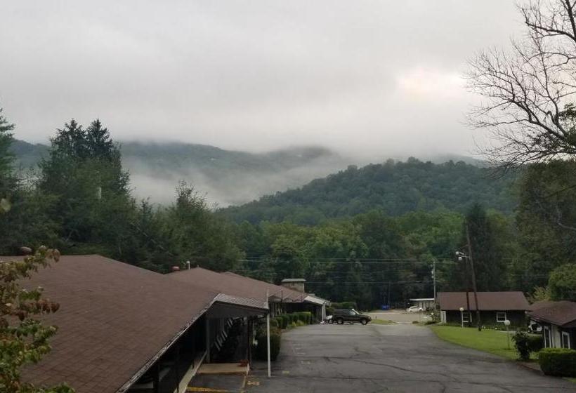 Tanglewood Motel And Log Cabins