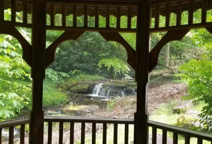 Tanglewood Motel And Log Cabins