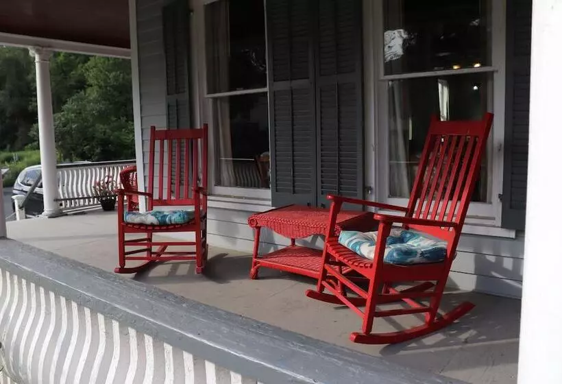 Retkeilymaja Reynolds House Inn