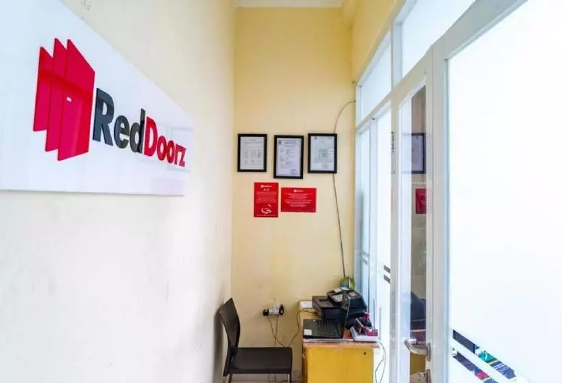 ホテル Reddoorz Near Cbd Ciledug