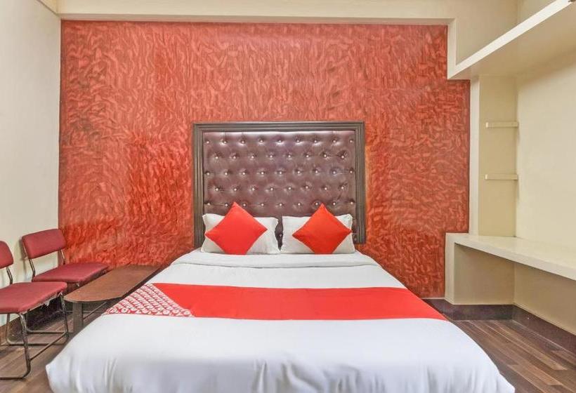 בית מלון כפרי Pavithra Deluxe Lodge