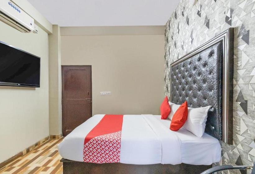 בית מלון כפרי Pavithra Deluxe Lodge