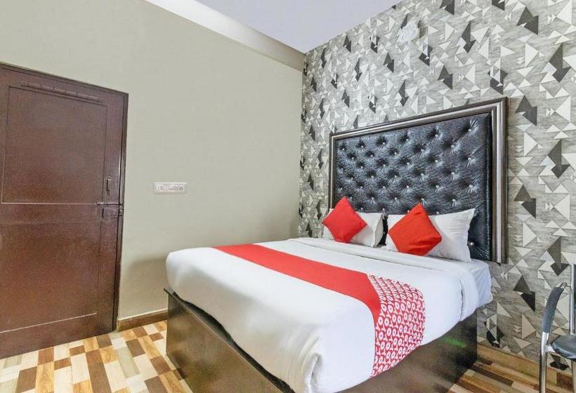 בית מלון כפרי Pavithra Deluxe Lodge