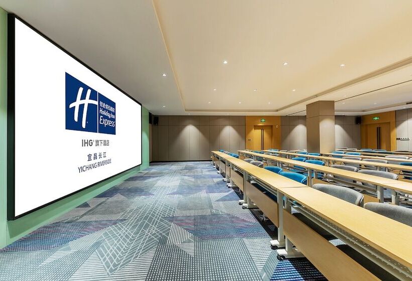 בית מלון כפרי Holiday Inn Express Yichang Riverside By Ihg
