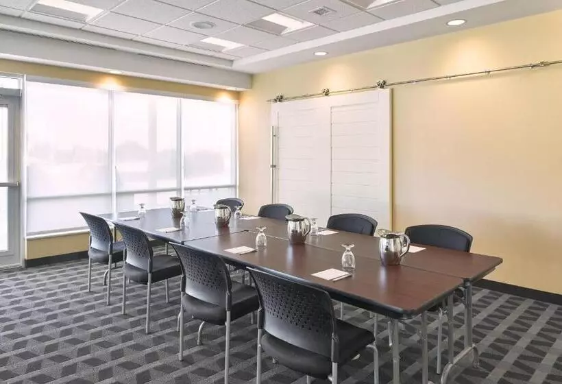 ホテル Towneplace Suites By Marriott Medicine Hat