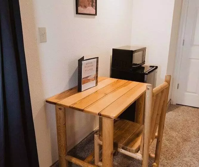 בית מלון כפרי Bryce Pioneer Village