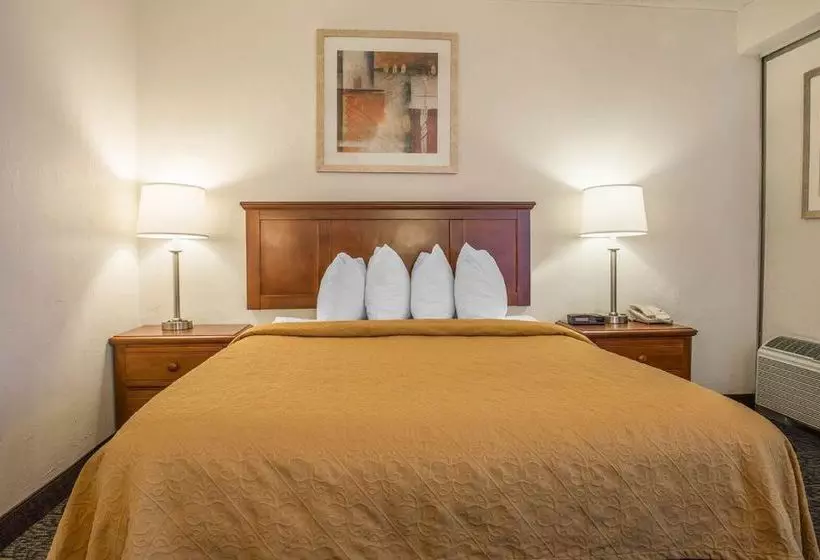 Отель Quality Inn University Center