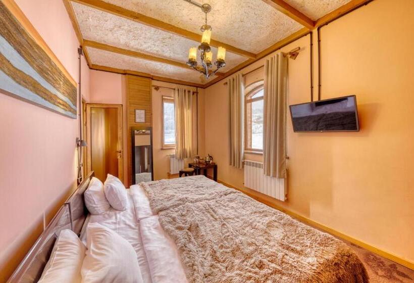 هتل Alpine Castle