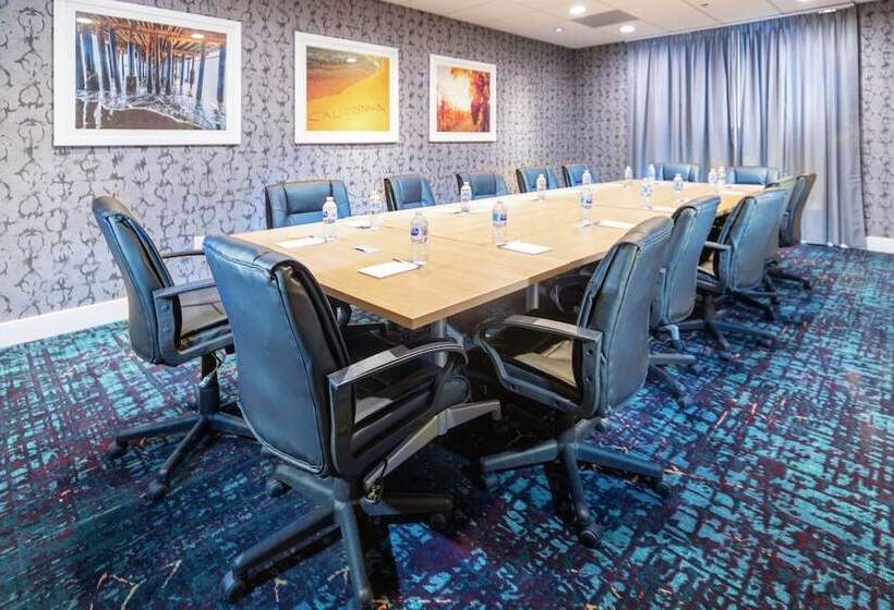 Отель Hampton Inn & Suites Santa Maria