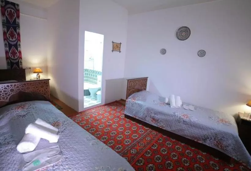 ペンション Qutlug Qadam Guest House