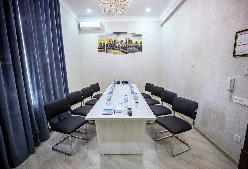 Hotel Leader