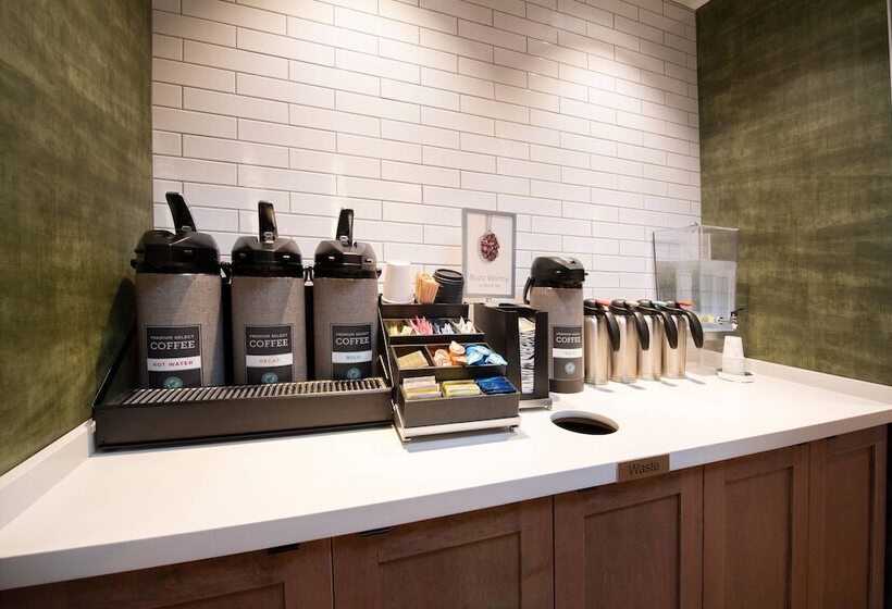 בית מלון כפרי Fairfield By Marriott Edmonton International Airport