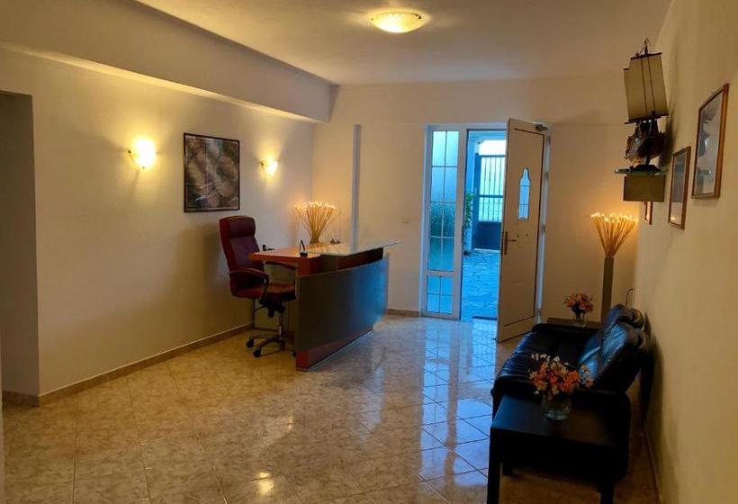 پانسیون Sunset Studios