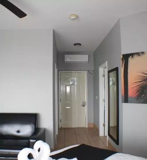 هتل The All New Grace Bay Suites