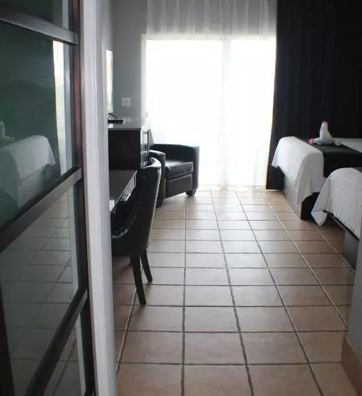 هتل The All New Grace Bay Suites