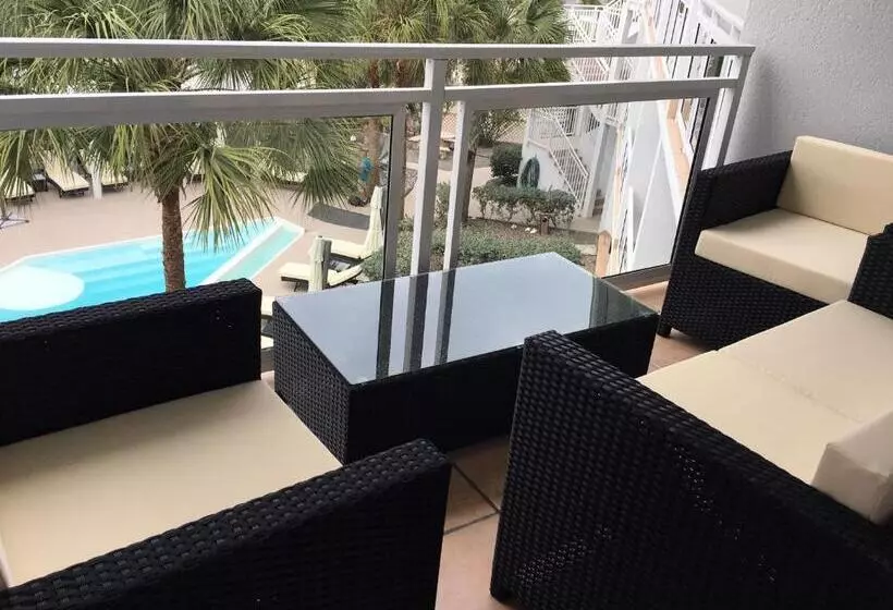 هتل The All New Grace Bay Suites