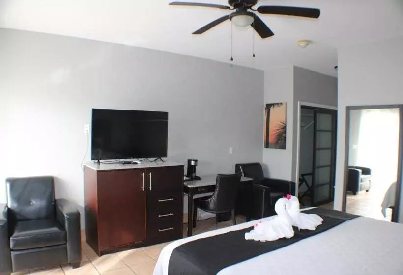 هتل The All New Grace Bay Suites