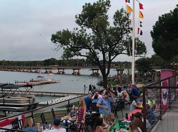 旅馆 Oasis Lake Buchanan