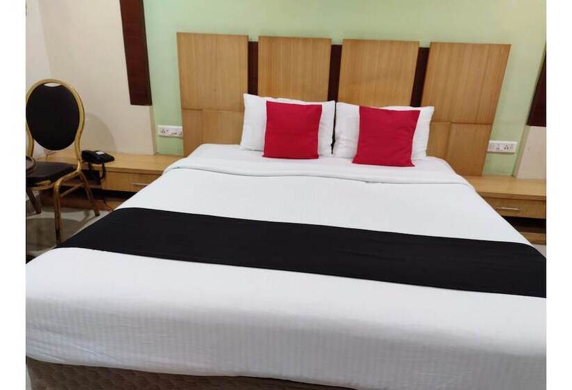 בית מלון כפרי Capital O 44963 Landmark Residency