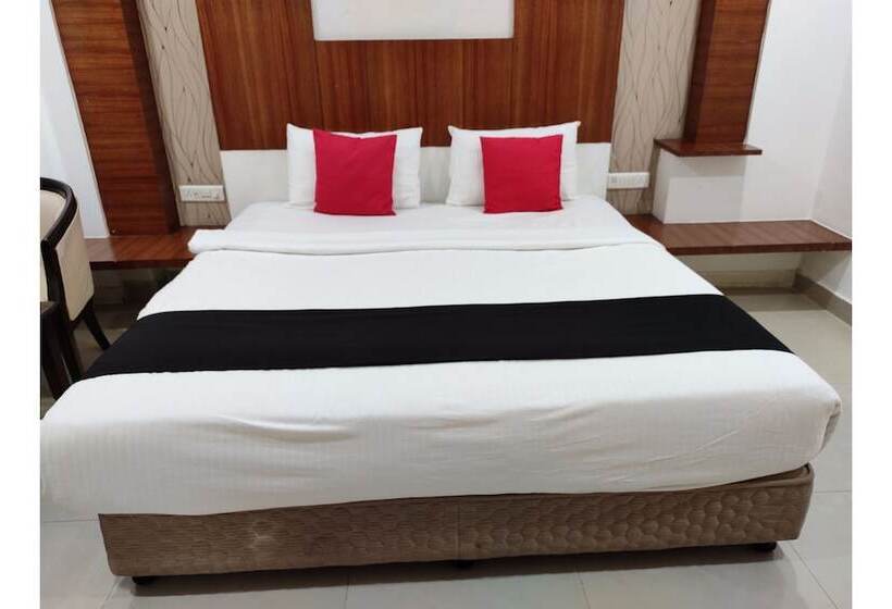 בית מלון כפרי Capital O 44963 Landmark Residency