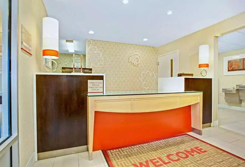 Отель Mainstay Suites Cincinnati Blue Ash