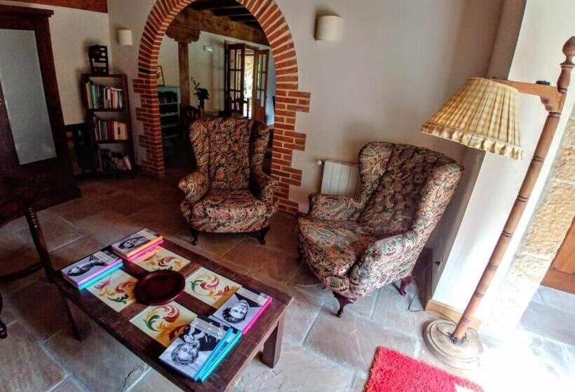 Общежитие Trisileja En Novales