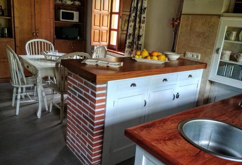 Общежитие Trisileja En Novales