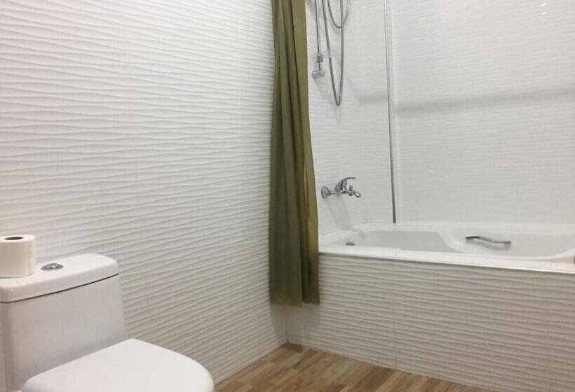 בית מלון כפרי Hollywood Suites