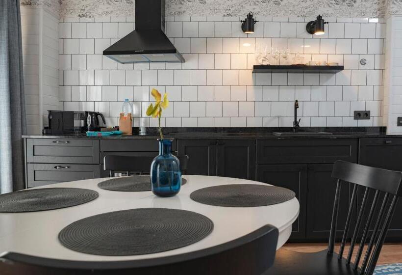 Breeze Aparthotel By Parrot`s House