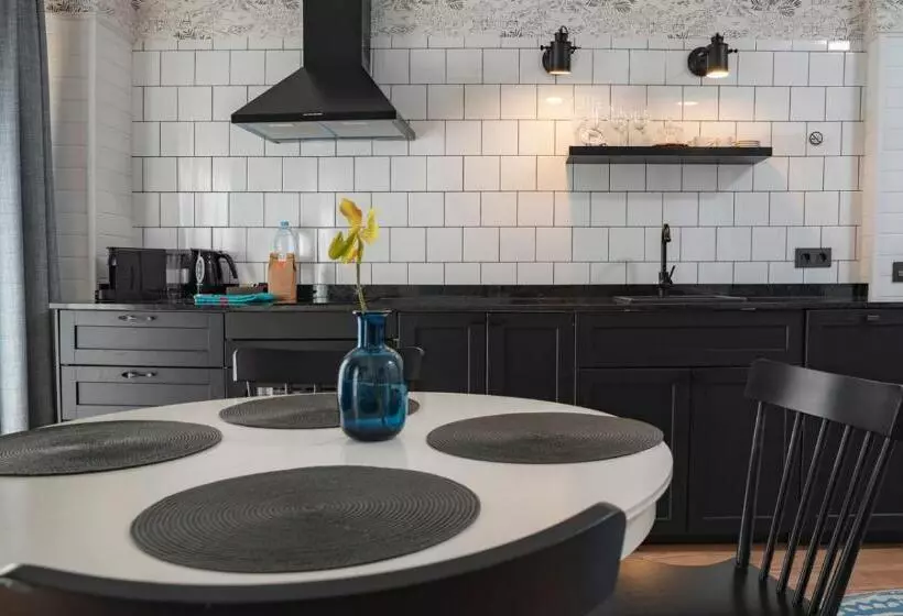 Breeze Aparthotel By Parrot`s House