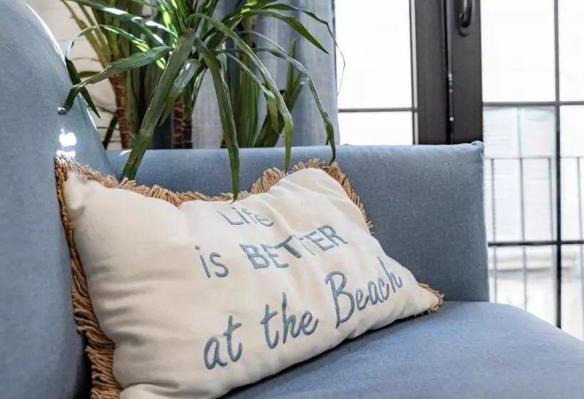 Breeze Aparthotel By Parrot`s House