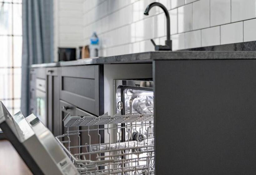 Breeze Aparthotel By Parrot`s House