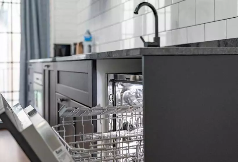 Breeze Aparthotel By Parrot`s House