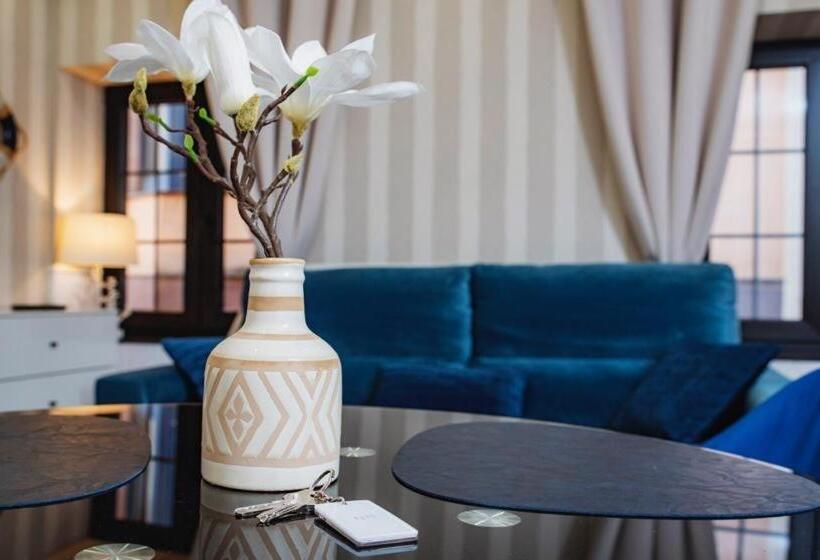 Breeze Aparthotel By Parrot`s House