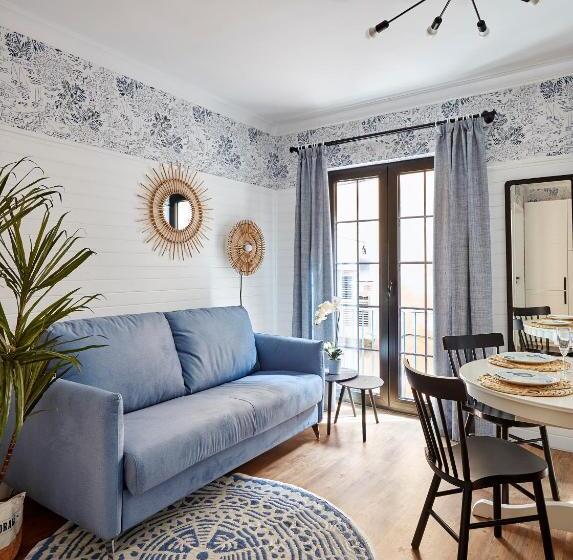 Breeze Aparthotel By Parrot`s House