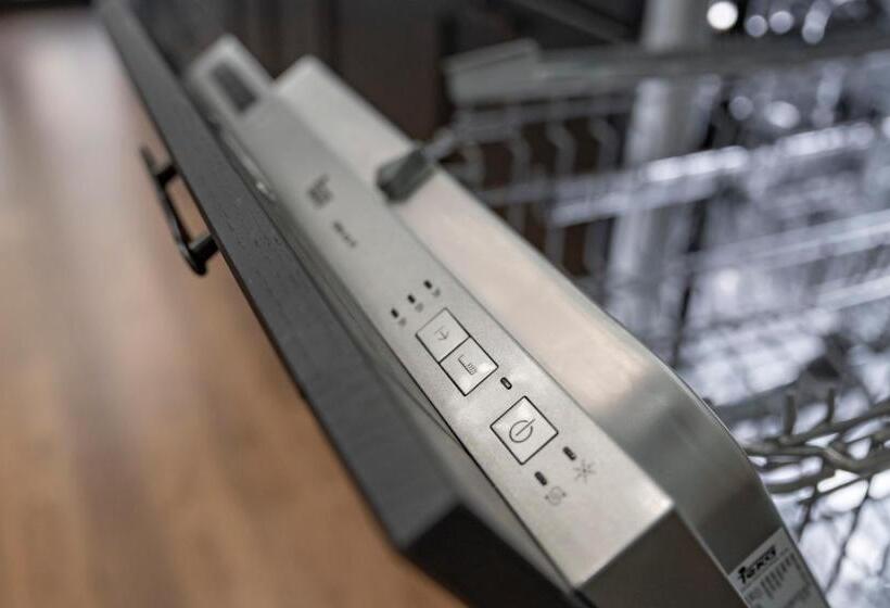 Breeze Aparthotel By Parrot`s House