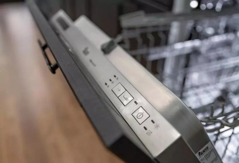 Breeze Aparthotel By Parrot`s House