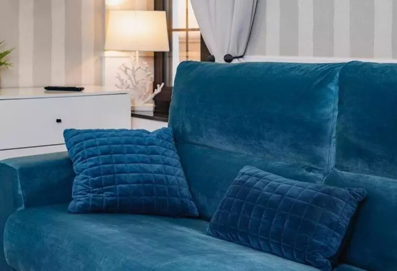 Breeze Aparthotel By Parrot`s House