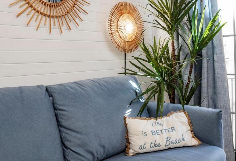 Breeze Aparthotel By Parrot`s House