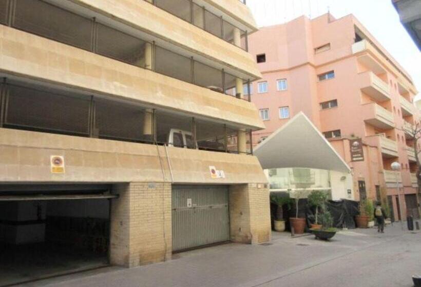 Breeze Aparthotel By Parrot`s House