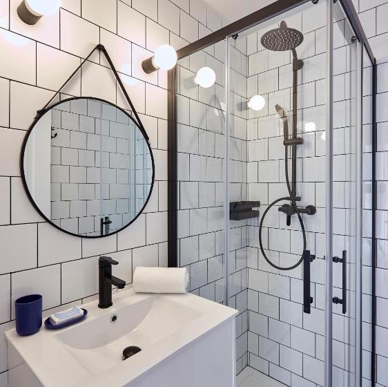 Breeze Aparthotel By Parrot`s House