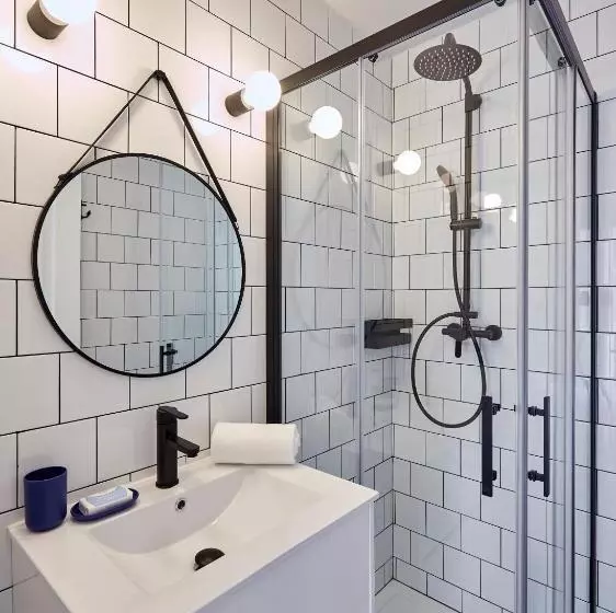 Breeze Aparthotel By Parrot`s House