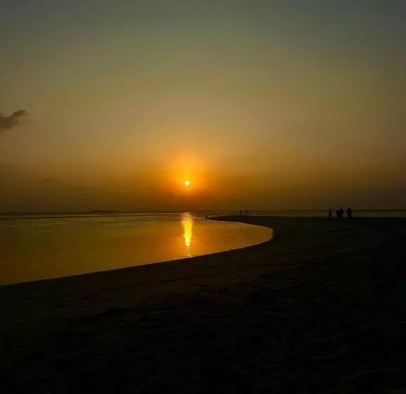 هتل Hudhuvelimaldives