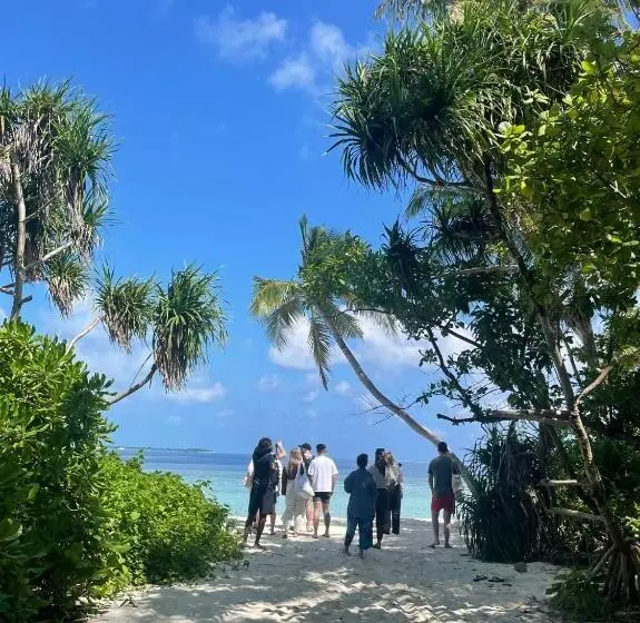 هتل Hudhuvelimaldives