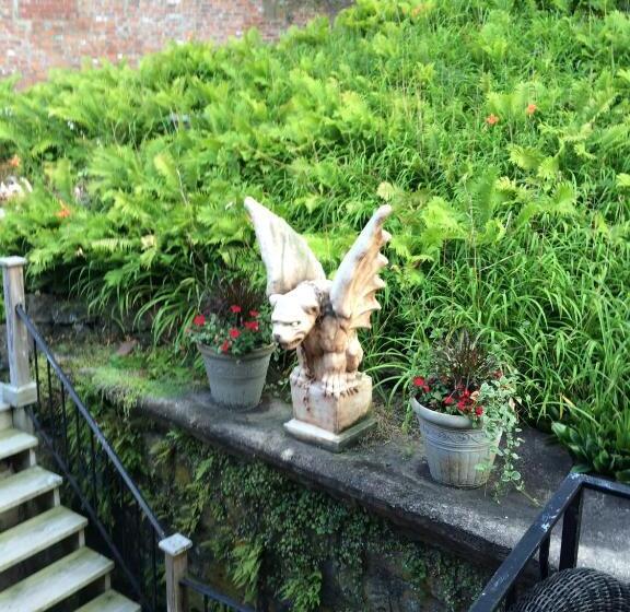 مبيت وإفطار Riverboat Suites