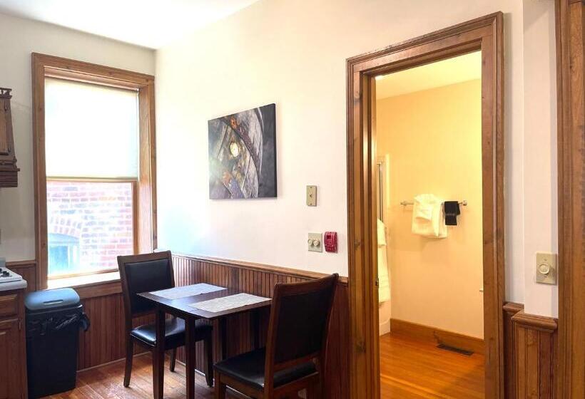 مبيت وإفطار Riverboat Suites