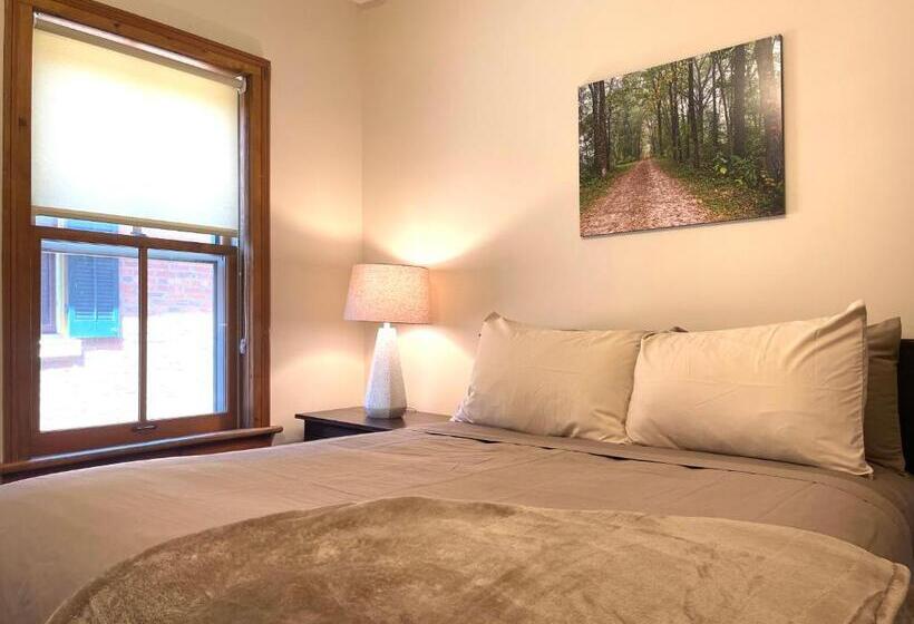 مبيت وإفطار Riverboat Suites